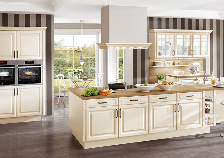 nobilia North America cottage cabinetry, the Castello 390, an ivory colored traditional cabinet with colonial style